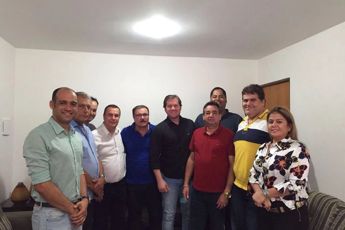 Almeida reúne lideranças do PRB, PSC, PPL e até do PTB