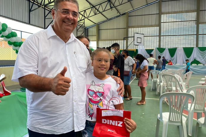 Prefeito e vice de São Miguel dos Campos entregam dezenas de óculos de grau a alunos do Sistema de Ensino 