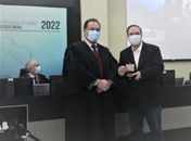 Desembargadores entregam medalha dos 30 anos do TRT/AL ao prefeito Luciano Barbosa