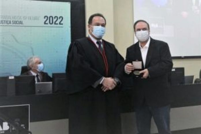 Desembargadores entregam medalha dos 30 anos do TRT/AL ao prefeito Luciano Barbosa
