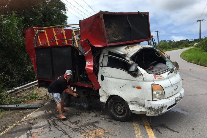 Mini-trio tomba próximo a São Luiz do Quitunde, mas ninguém fica ferido