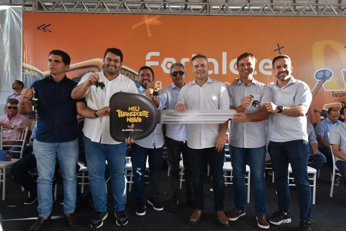 Governo entrega equipamentos a cinco municípios e autoriza nova rodovia entre Mar Vermelho e Tanque D´Arca 