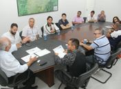 Prefeito Rogério Teófilo recebe moradores do bairro Santa Esmeralda