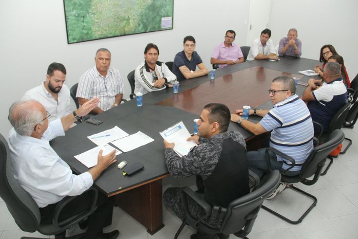 Prefeito Rogério Teófilo recebe moradores do bairro Santa Esmeralda