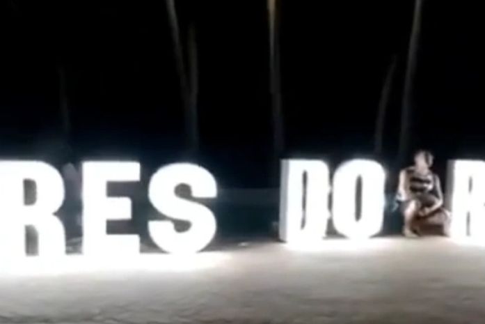 Manifestantes instalam letreiro luminoso em frente à residência de Renan Calheiros