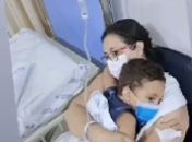 Família pede ajuda para custear tratamento de menino de 4 anos diagnosticado com doença intestinal grave; plano de saúde nega cobertura e tratamento é feito em Maceió e SP