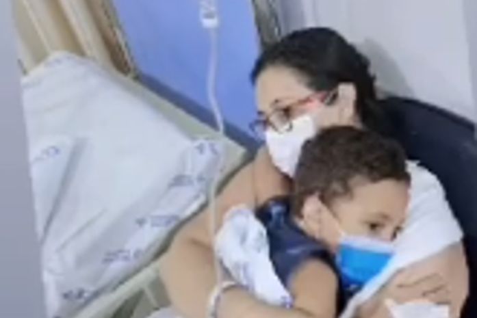Família pede ajuda para custear tratamento de menino de 4 anos diagnosticado com doença intestinal grave; plano de saúde nega cobertura e tratamento é feito em Maceió e SP