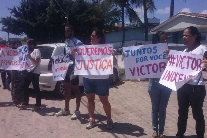 Familiares de Vitor Soares protestam na porta da Casa de Custódia