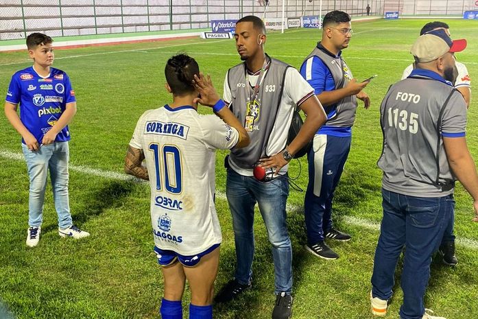 Henrique entrevistando o camisa 10 do Cruzeiro