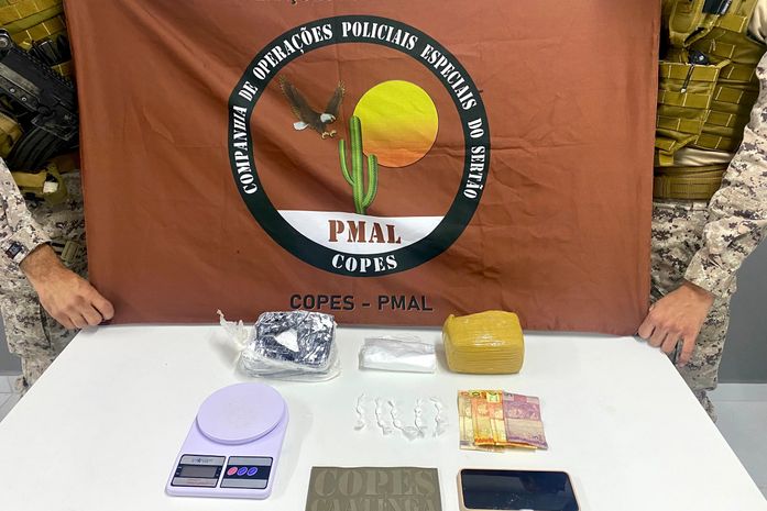 Homem é preso com drogas e veículo roubado é recuperado em ações da PM no Sertão