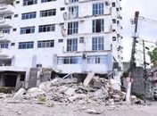 Sacadas de prédio residencial desabam em Belém; veja imagens