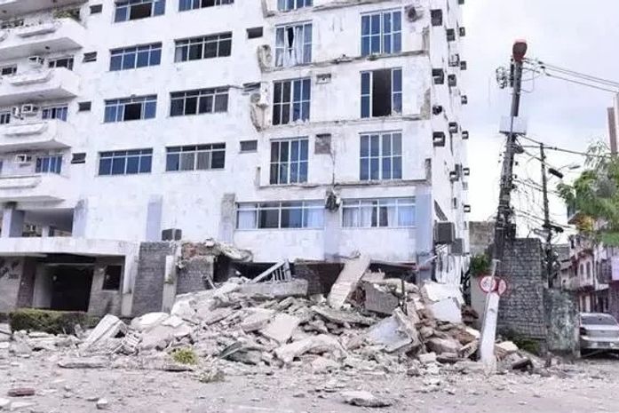 Sacadas de prédio residencial desabam em Belém; veja imagens