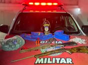 PM intercepta carregamento e apreende três armas e seis quilos de drogas