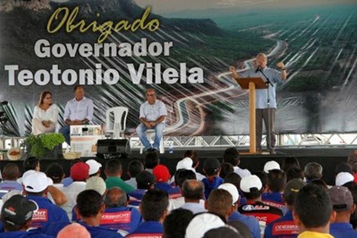 Teotônio Vilela na visita a obras do canal do sertão