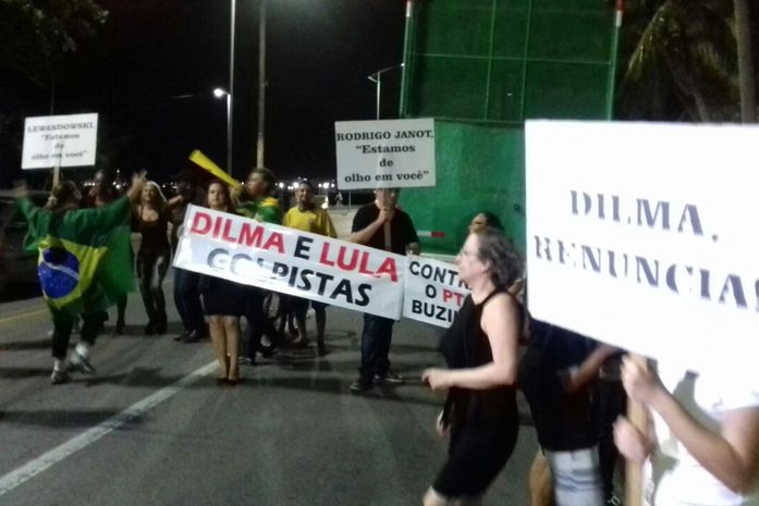 Manifestantes se concentram na orla de Maceió para protestar contra o governo (Foto: Guilherme Carvalho Filho/CadaMinuto)