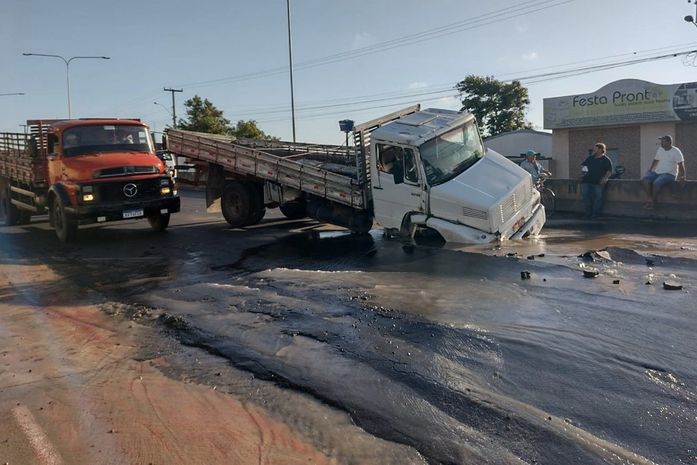 Caminhão tomba após afundar em vazamento de água na AL-110, em Arapiraca