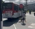 Vídeo: condutor passa mal, ônibus invade canteiro e colide contra poste na Durval de Góes Monteiro