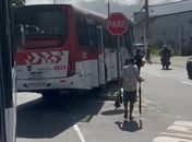 Vídeo: condutor passa mal, ônibus invade canteiro e colide contra poste na Durval de Góes Monteiro
