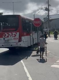 Vídeo: condutor passa mal, ônibus invade canteiro e colide contra poste na Durval de Góes Monteiro