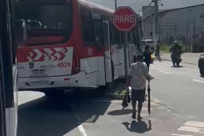 Vídeo: condutor passa mal, ônibus invade canteiro e colide contra poste na Durval de Góes Monteiro