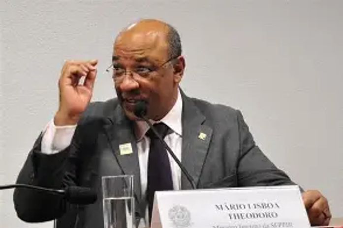 E, Mário Theodoro se foi. Tchau, querido!