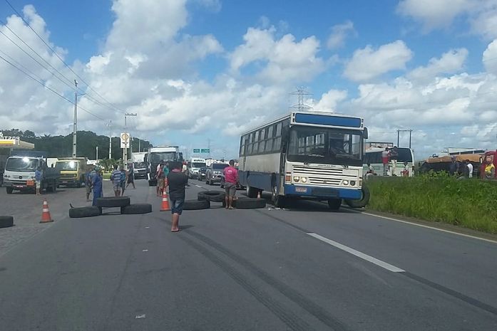 Manifestantes bloqueiam rodovia