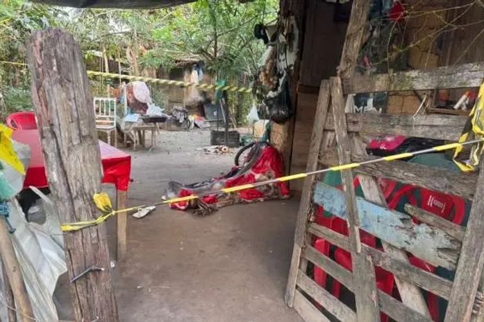 Jovem é morto a tiros em frente de casa e suspeitos fogem de barco em Santa Luzia do Norte