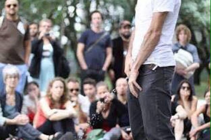 Uma mulher nua pintada de preta e um homem branco urinado sobre ela. Afinal, isso pode ser chamado de Arte?