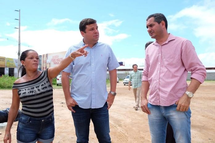 Marcelo Palmeira acompanha mutirão de limpeza no Jacintinho