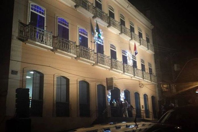 Biblioteca foi reinaugurada nesta terça-feira (25)