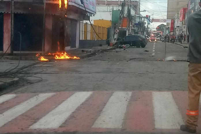 Veículo parou após colidir em outro poste.