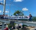 Estudantes protestam durante passagem da carreata de Flávio Bolsonaro por Maceió
