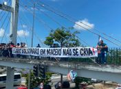 Estudantes protestam durante passagem da carreata de Flávio Bolsonaro por Maceió

