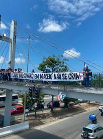 Estudantes protestam durante passagem da carreata de Flávio Bolsonaro por Maceió