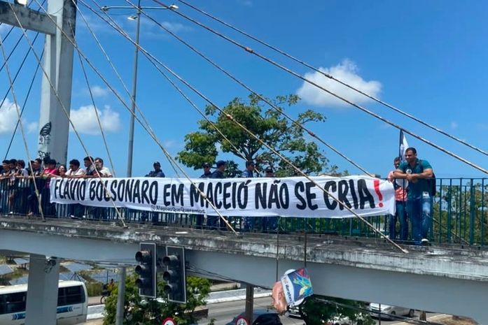Estudantes protestam durante passagem da carreata de Flávio Bolsonaro por Maceió