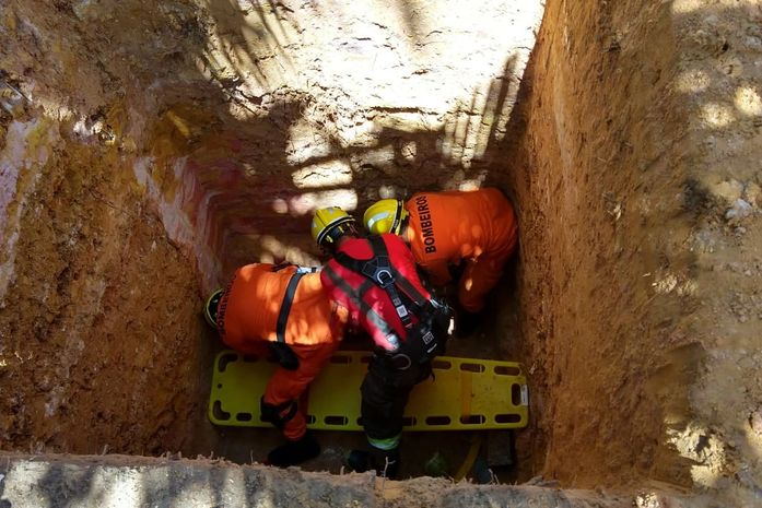 Mulher é cai em poço de aproximadamente seis metros