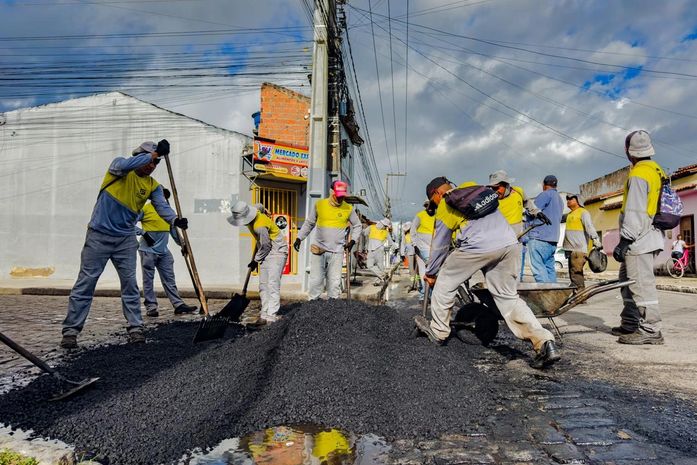 Prefeitura intensifica operação tapa-buracos em diversos pontos de Arapiraca