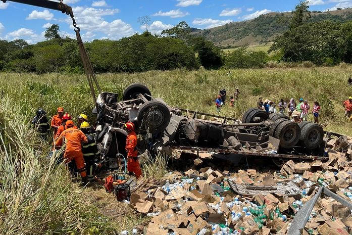 Homem morre após caminhão capotar da BR-316, em Maribondo