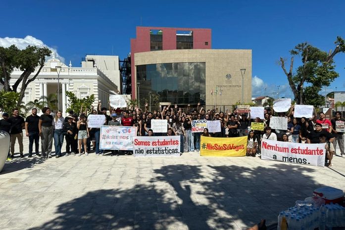 Estudantes da Uncisal protestam contra risco de perder vagas e cobram melhorias na estrutura da universidade