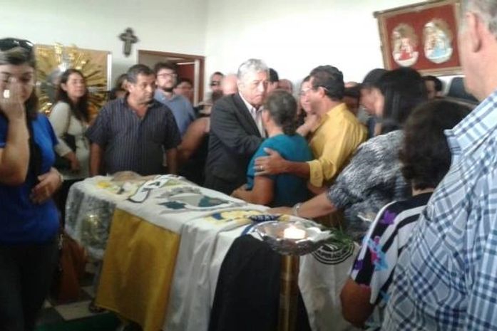 Comoção e aplausos marcaram o adeus ao líder político João Nascimento