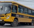 Motociclista fica ferida e vai parar embaixo de ônibus escolar após colisão, em Arapiraca