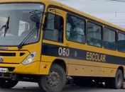 Motociclista fica ferida e vai parar embaixo de ônibus escolar após colisão, em Arapiraca