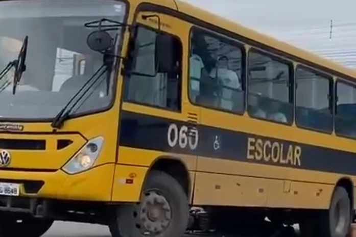 Motociclista fica ferida e vai parar embaixo de ônibus escolar após colisão, em Arapiraca