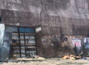 Carros colidem em cruzamento e deixa banca de livros destruída no Centro de Maceió