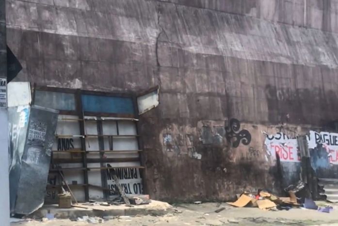 Carros colidem em cruzamento e deixa banca de livros destruída no Centro de Maceió