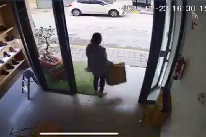 Mulher rouba 40 vibradores e distribui com vizinhas