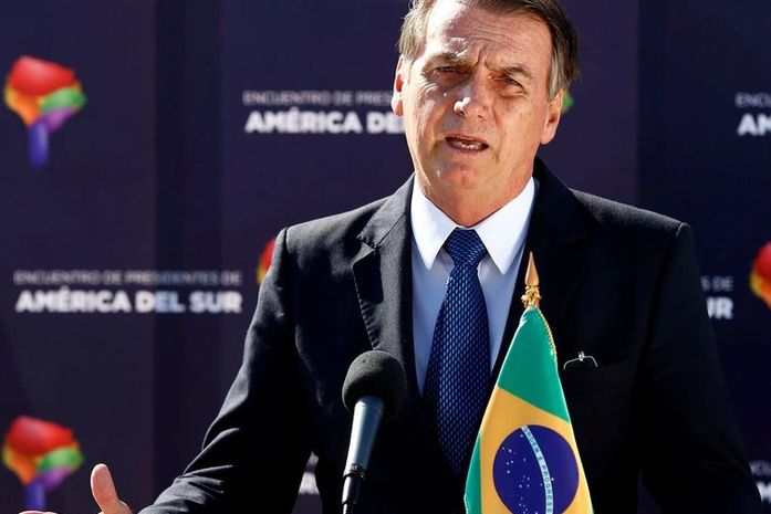 Jair Bolsonaro durante entrevista coletiva ao desembarcar em Santiago, Chile