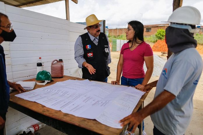 Gilberto e Gabriela Gonçalves vistoria obras da construção de UBS no Cucau, em Rio Largo