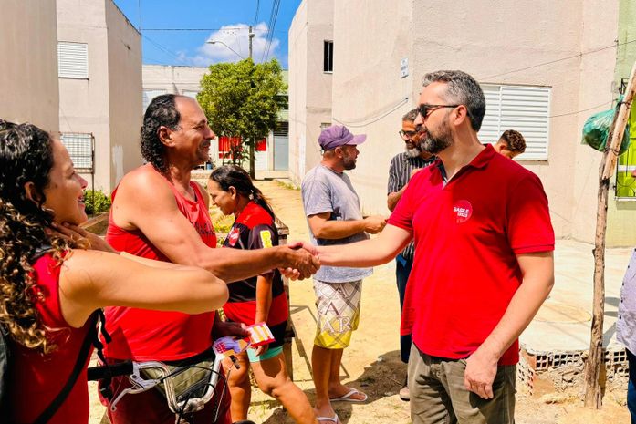Candidato do PT, Basile ouve reclamações de moradores do Benedito Bentes sobre falta de serviços essenciais