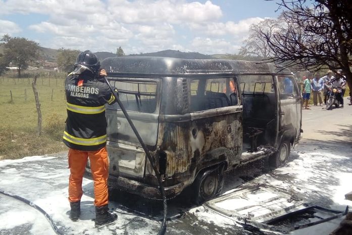 Bombeiros são acionados para conter incêndio em veículo; veja vídeos